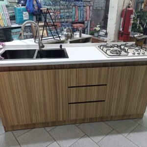 Mueble de lavaplatos y cocina sin manillas